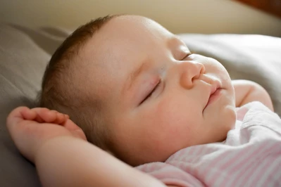 Poduszki-kliny dla niemowląt – czy warto je stosować?
