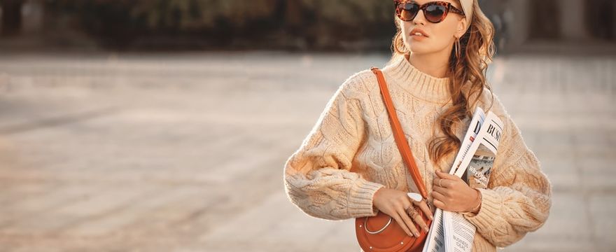 Sweter oversize w roli głównej! Jak stworzyć modną stylizację z jego udziałem?