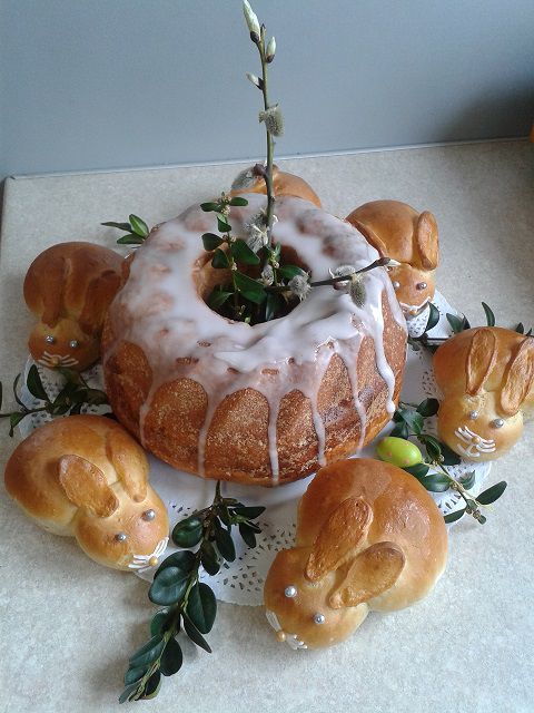 Babka wielkanocna w towarzystwie zajączków